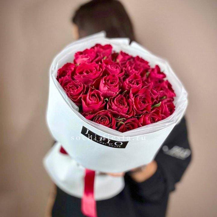 Букет красных роз мадам ред в Барнауле