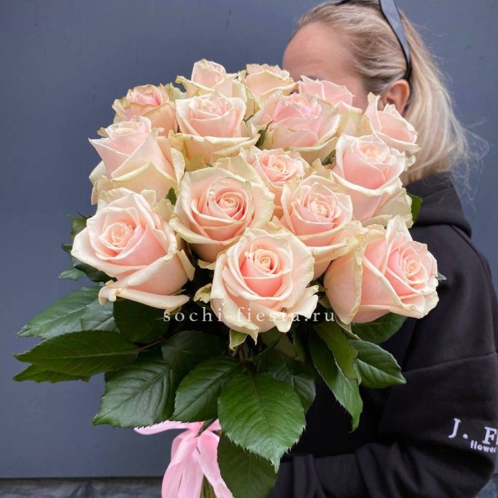 15  кремовых высоких роз в Барнауле
