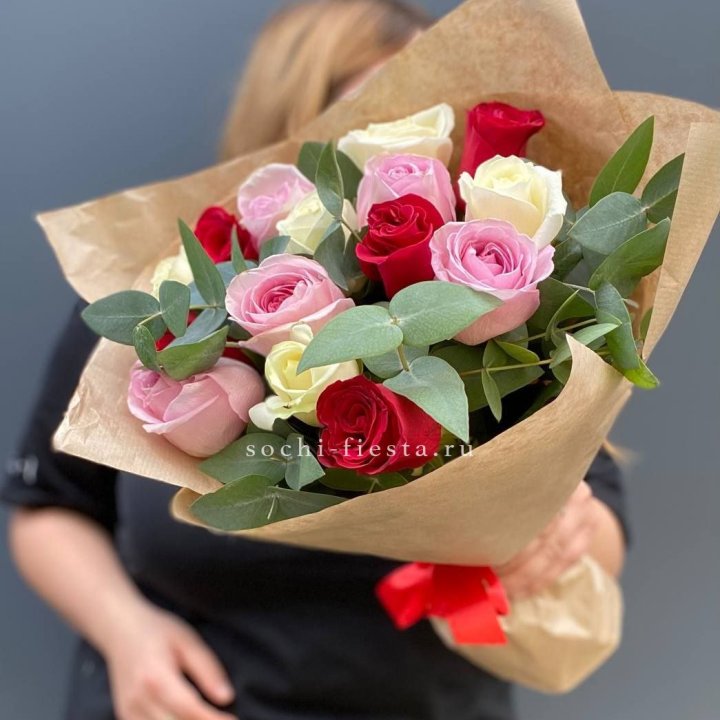 Букет из 15 роз с эвкалиптом в Барнауле