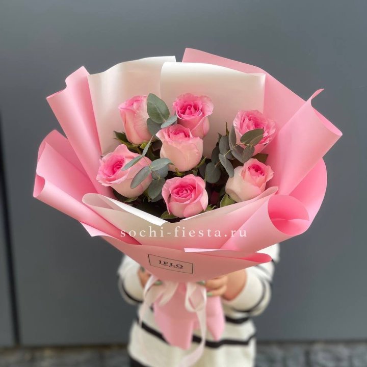 7 роз с эвкалиптом в Барнауле