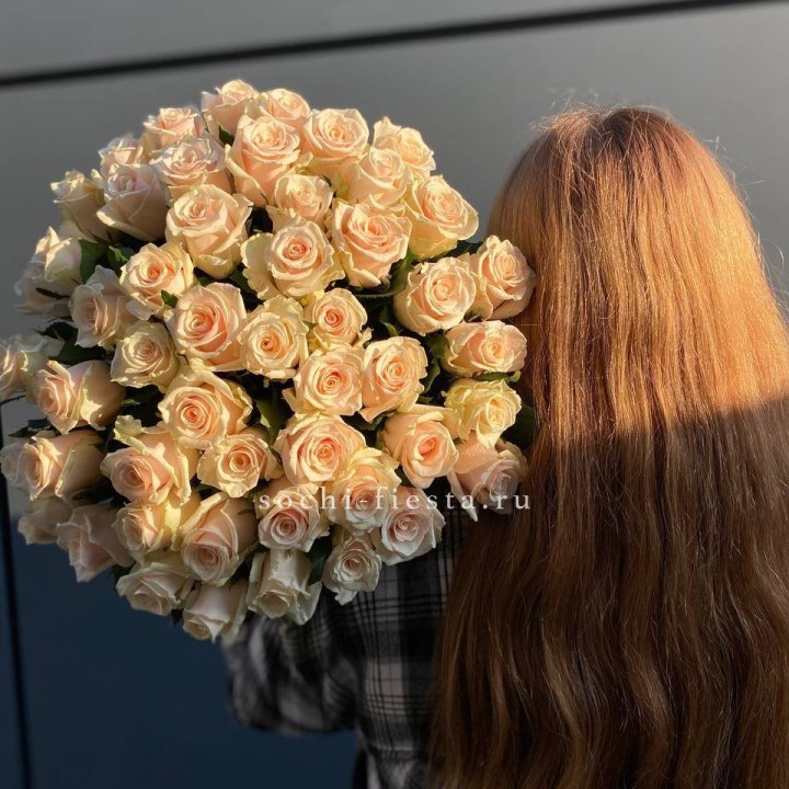 Охапка кремовых роз в Барнауле