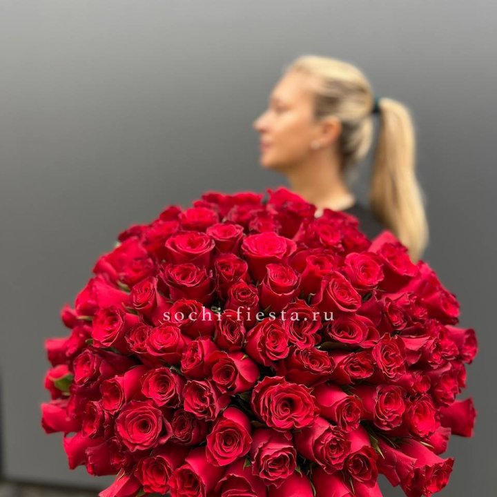 Охапка из 101 красной розы в Барнауле
