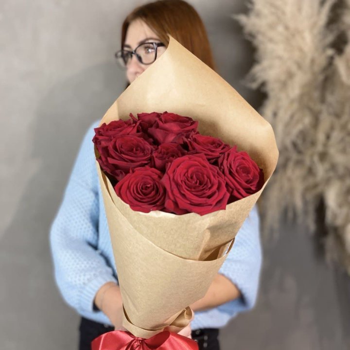 9 красных роз в крафте в Барнауле