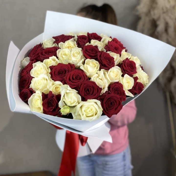51 красная и белая роза в Барнауле