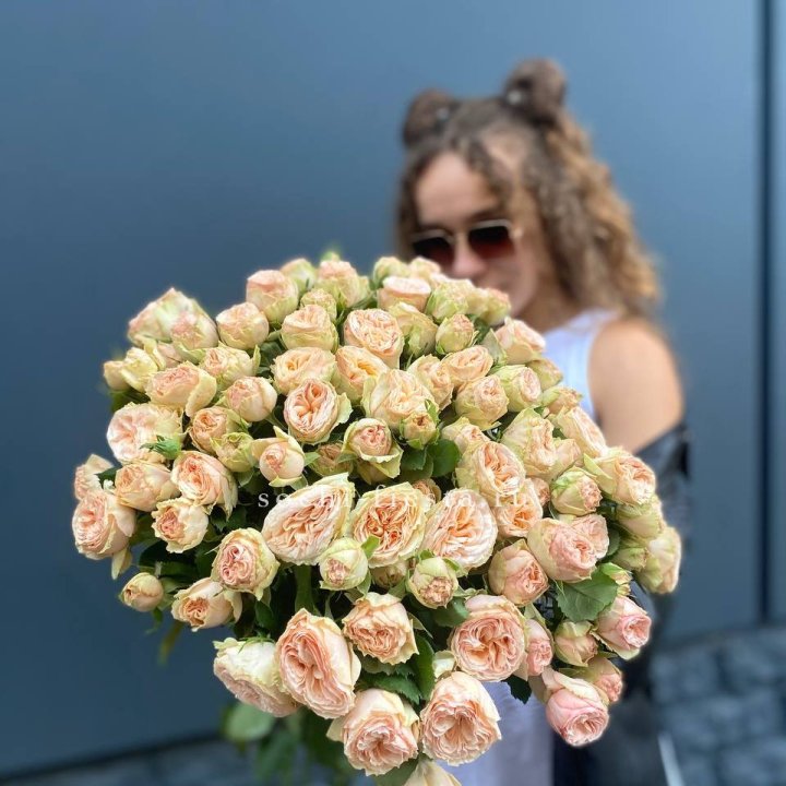 25 пионовидных роз в Барнауле