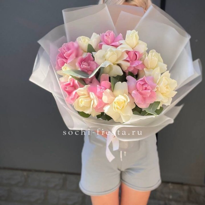 15 бело-розовых роз в Барнауле