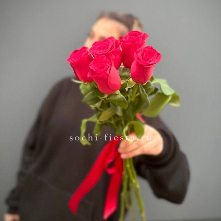 Букет 5 красных роз  в Барнауле