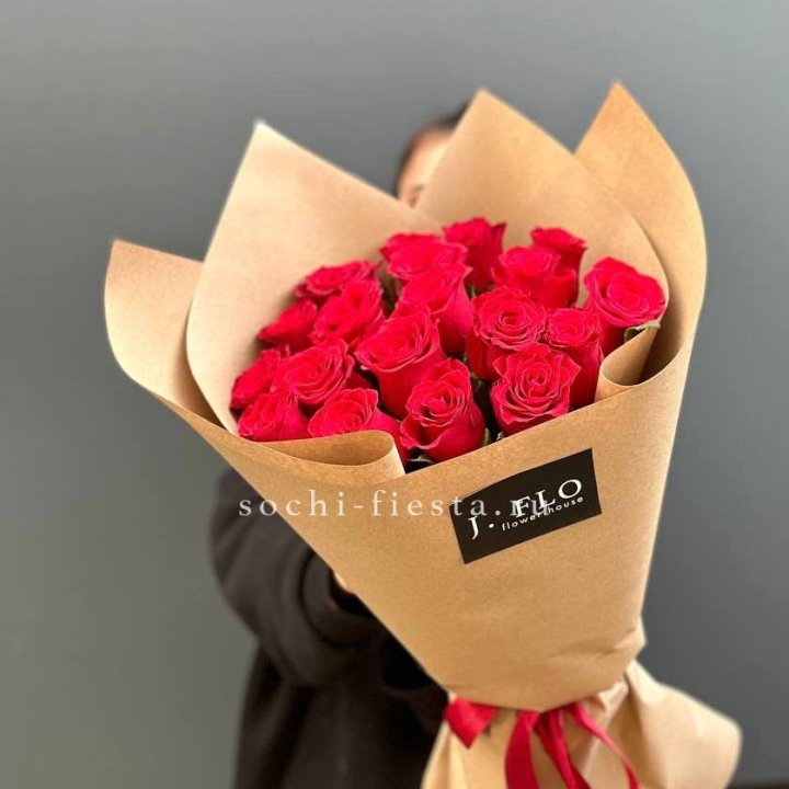 19 красных роз в крафте в Барнауле
