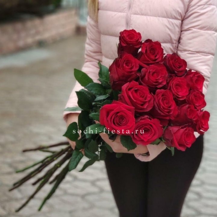 15 высоких красных роз в Барнауле