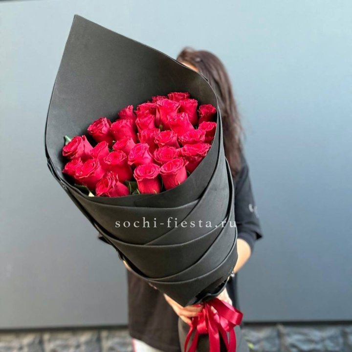 25 высоких красных роз в Барнауле