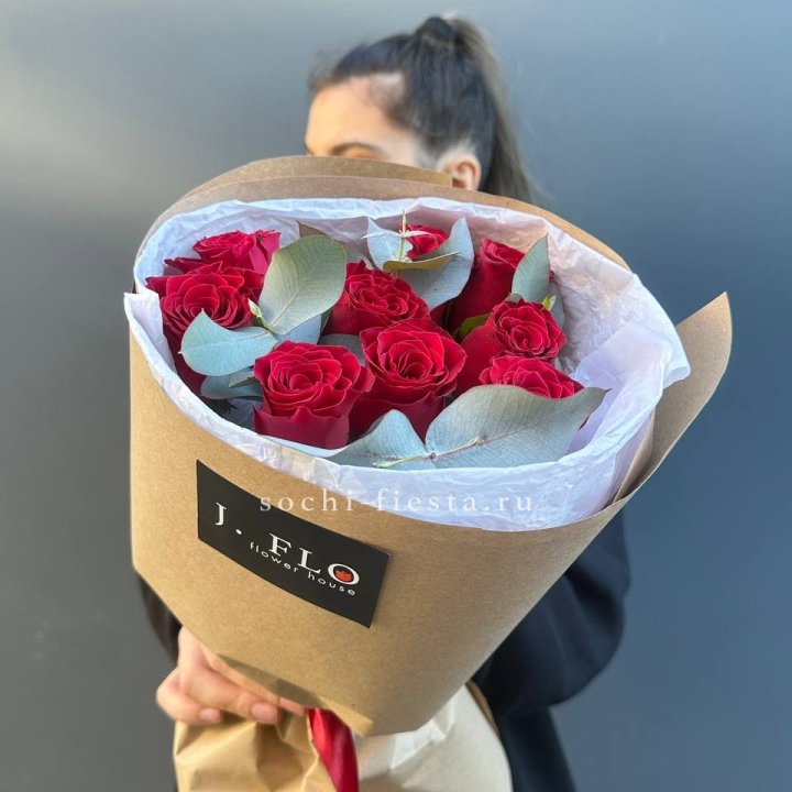 9 роз с эвкалиптом в Барнауле