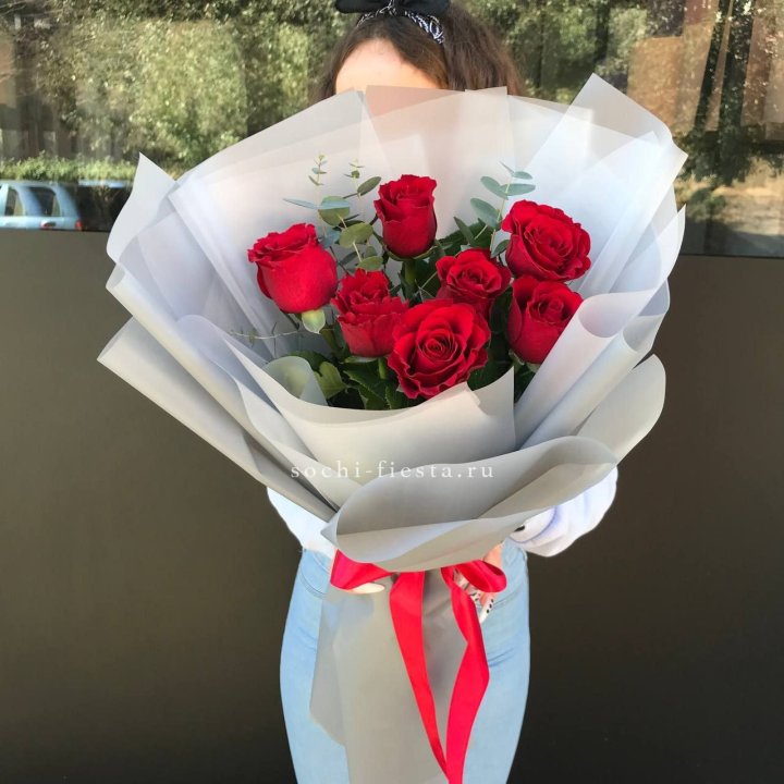 7 красных роз с эвкалиптом  в Барнауле