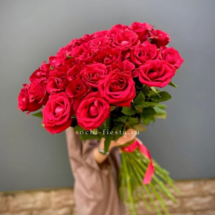 51 высокая красная роза в Барнауле