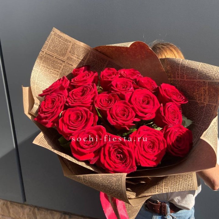 19 красных роз Леди Крафт в Барнауле