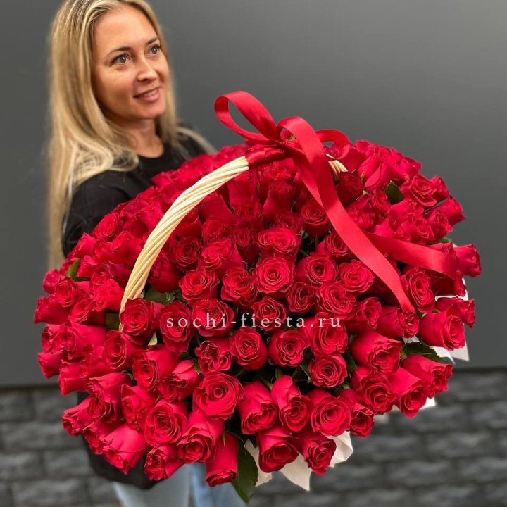 151 красная  роза в корзине в Барнауле