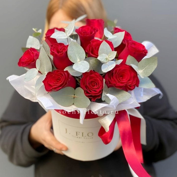 11 роз в шляпной коробке в Барнауле