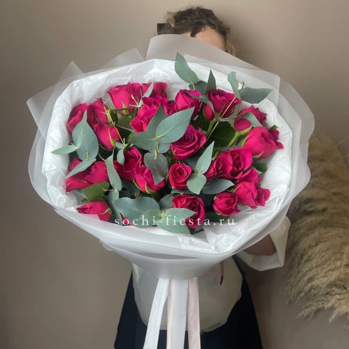 25 малиновых роз с эвкалиптом в Барнауле