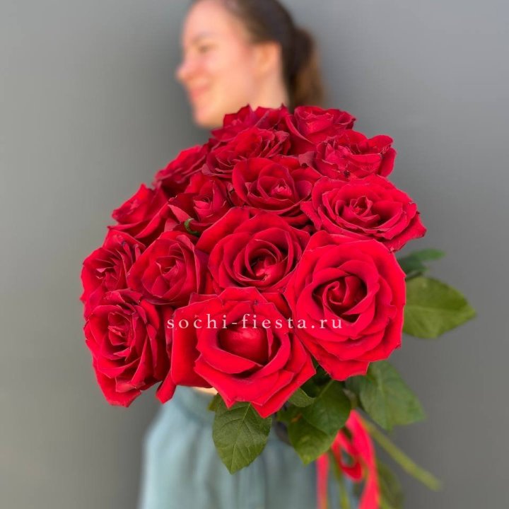 15 красных роз под ленту в Барнауле