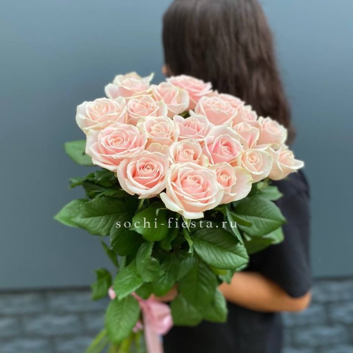 Высокие розовые розы в Барнауле