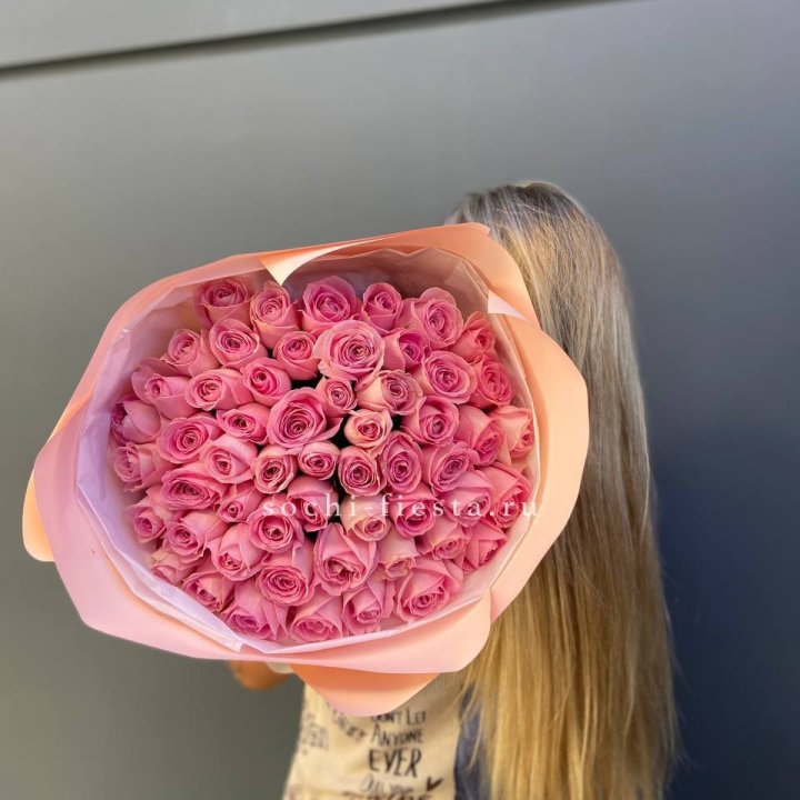 55 розовых роз в Барнауле