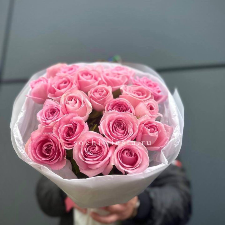 21 Розовая роза в белом в Барнауле