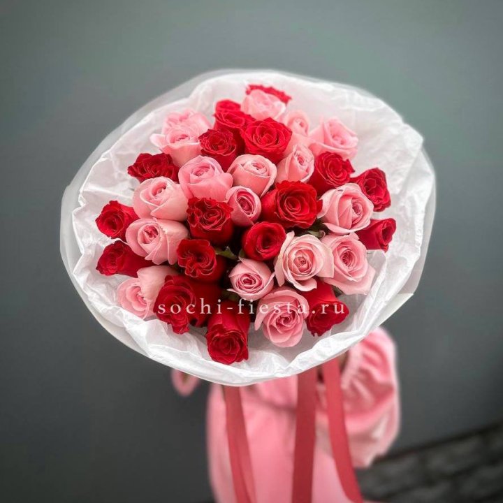 Букет красных и розовых 35 роз в Барнауле
