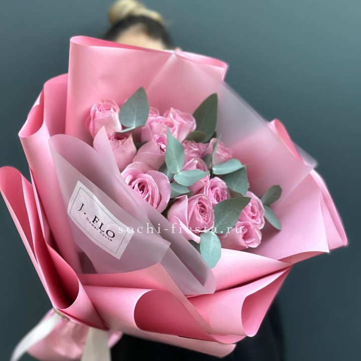 15 Розовых роз с эвкалиптом в Барнауле