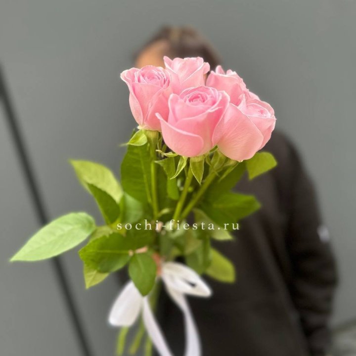 Букет 5 розовых роз  в Барнауле