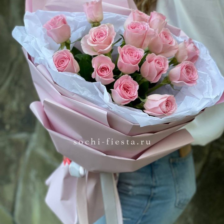 Розовые розы в авторском оформлении в Барнауле