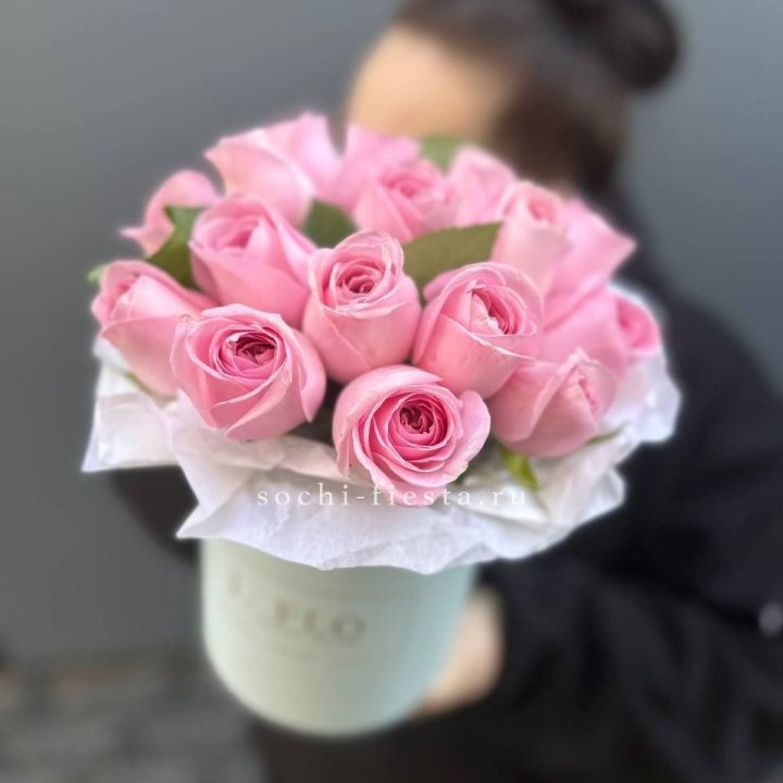 17 розовых роз в цилиндре в Барнауле