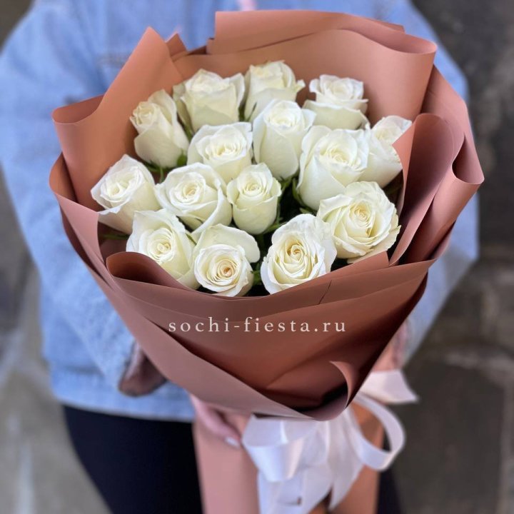 15 белых роз сиена в Барнауле