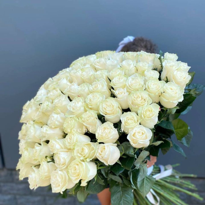 101 белая высокая роза в Барнауле