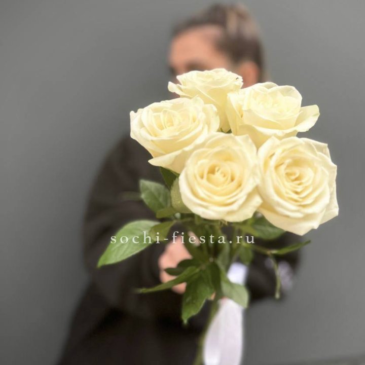Букет 5 белых роз  в Барнауле