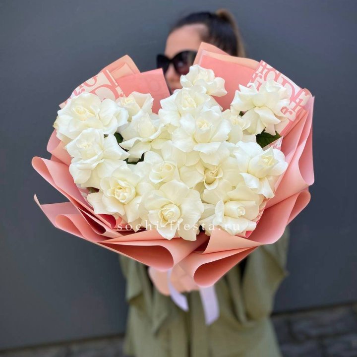 Белые розы "Аморе" в Барнауле