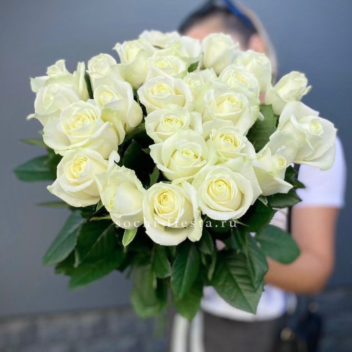 Голландские розы белые 25 в Барнауле