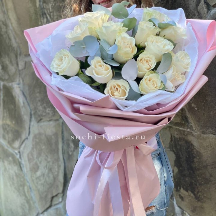 Белые розы в авторском оформлении в Барнауле