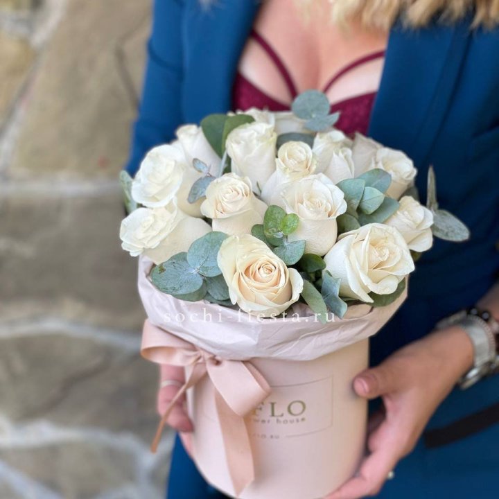 Цилиндр из белых роз в Барнауле