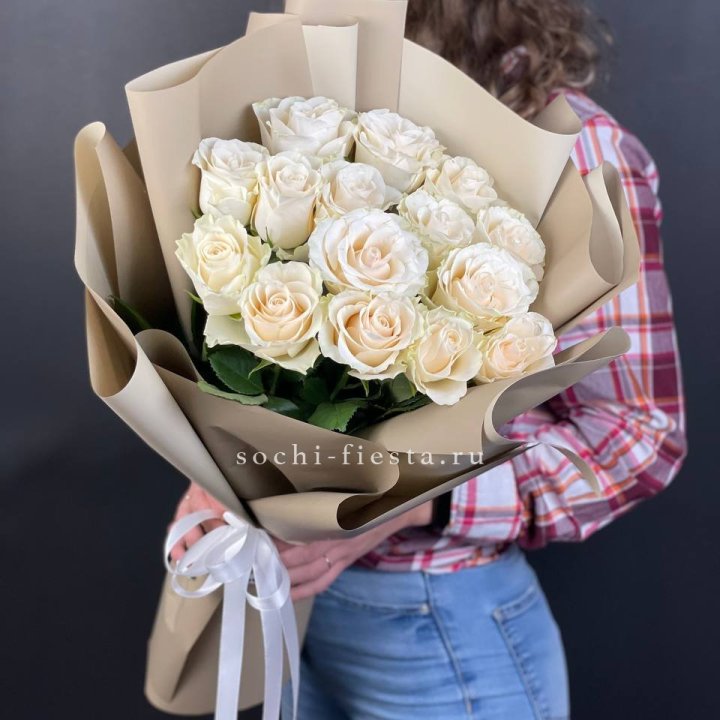 15 белых роз кофе в Барнауле