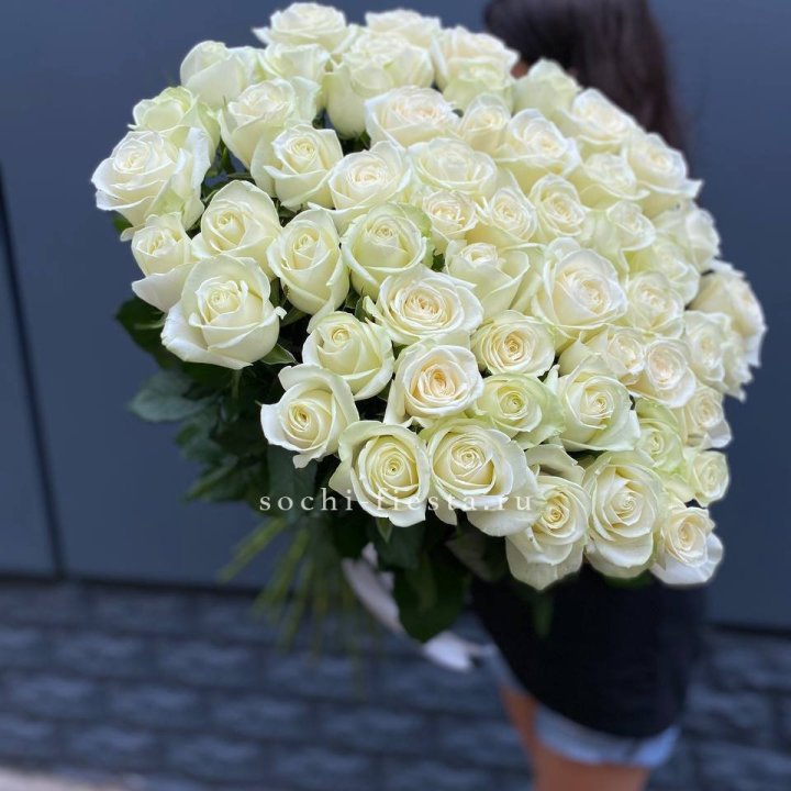 51 белоснежная высокая роза в Барнауле