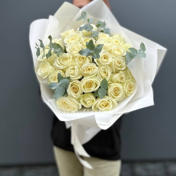 31 белая роза с эвкалиптом в Барнауле