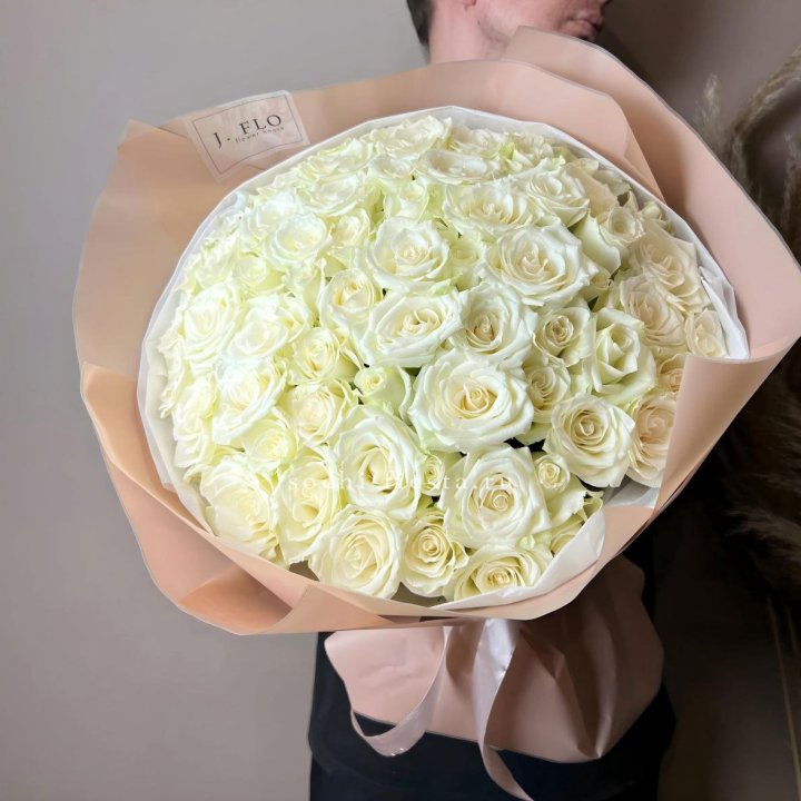 51 белая  роза в оформлении в Барнауле