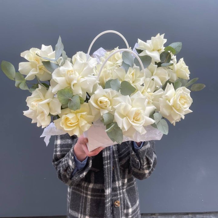 15 белых роз в сумочке в Барнауле