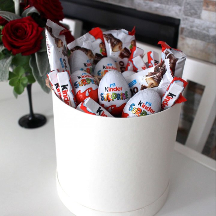 Коробка с киндерами  в Барнауле