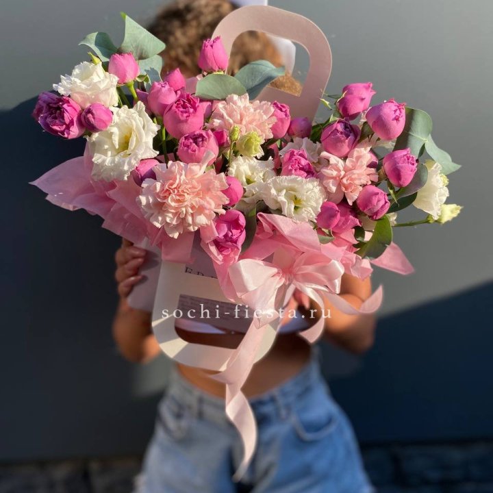 Сумочка с кустовой розой и диантусами в Барнауле