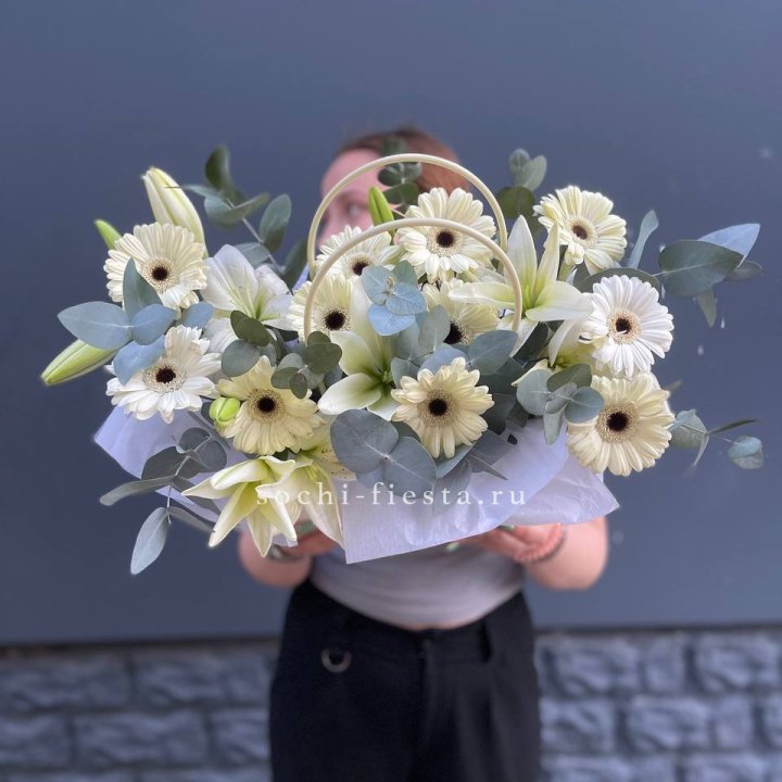 Сумочка лилии и герберы в Барнауле