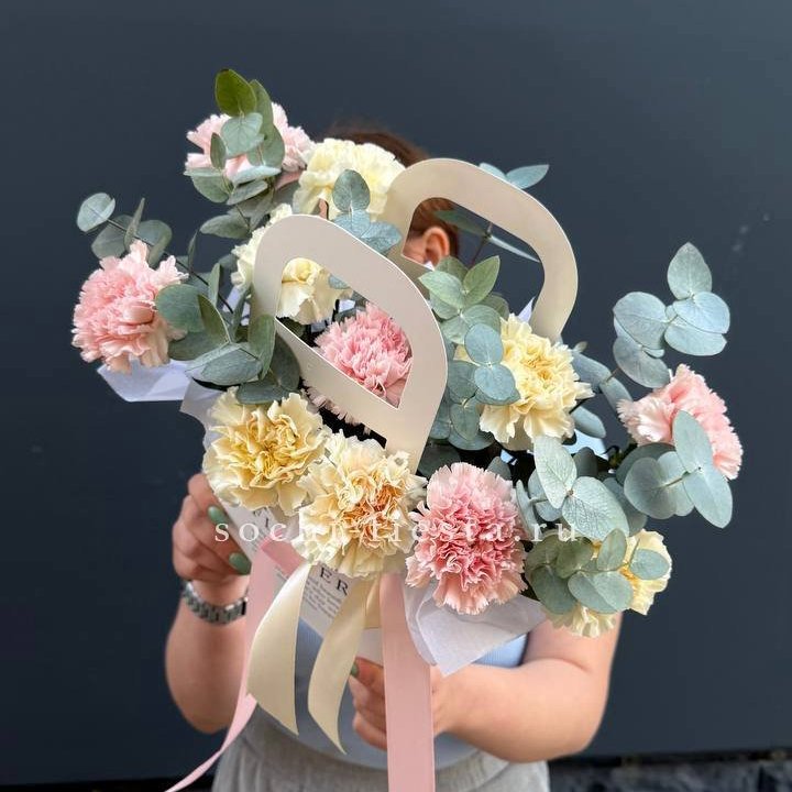 Сумочка из диантусов в Барнауле