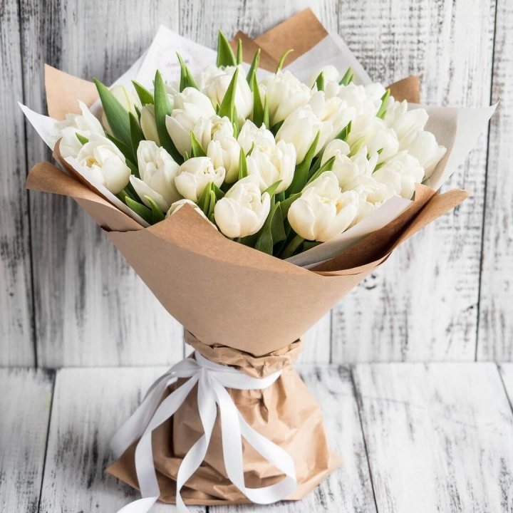 25 белых тюльпанов в Барнауле
