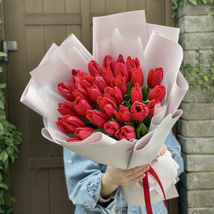 35 красных тюльпанов в Барнауле